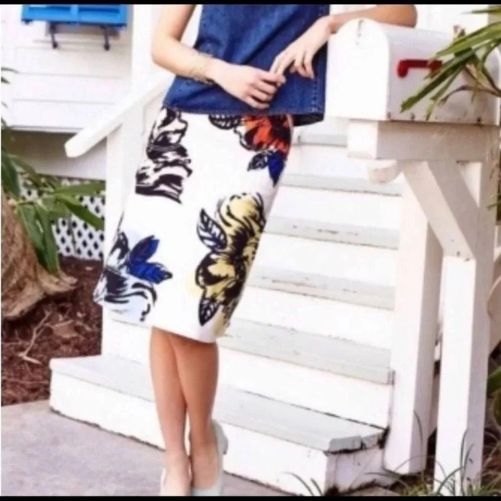NWT Anthropologie Maeve White Floral Buckle Skirt. Size 0